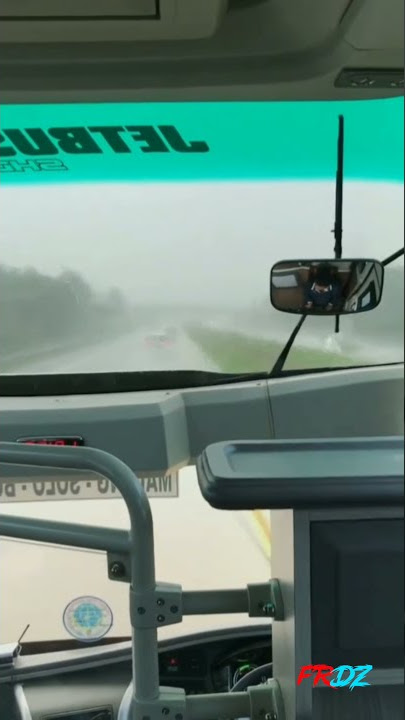 MENDUNG TANPO UDAN VIDEO CABIN BUS HUJAN HUJAN DI TOL!