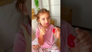 🍓 PROBANDO CHUCHES RARAS con mi HERMANA 🩸 #viral