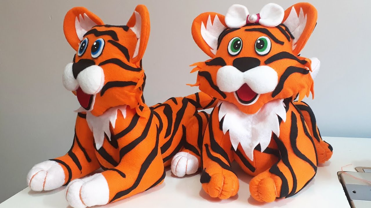 Duvido você não se apaixonar por esse tigre peso de porta.