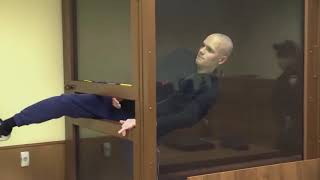 Russian Man Tries to Escape from Court ,Убийца сбежал из клетки в зале суда (full video)