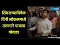 तरुणाने लोकलमध्ये गायलेल्या पोवाड्याची सोशल मीडियात धूम | Avinash Ambre Powada