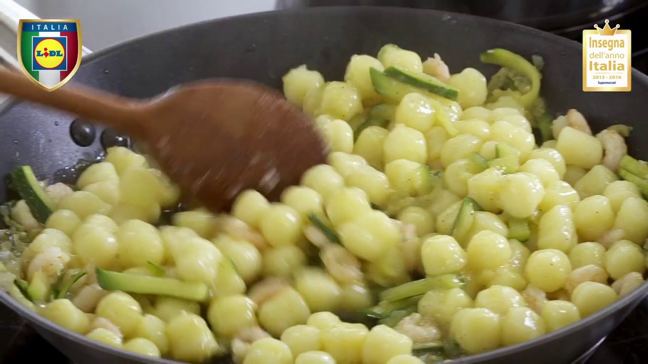 Le Ricette Di Nonna Mia Chicche Di Patate Con Salsa Di Zucchine E Gamberetti Youtube
