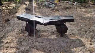 W 2023 roku wandal zniszczył kapliczkę w lesie 💔🪓  Teraz odnowiona rzeźba wraca na miejsce. 