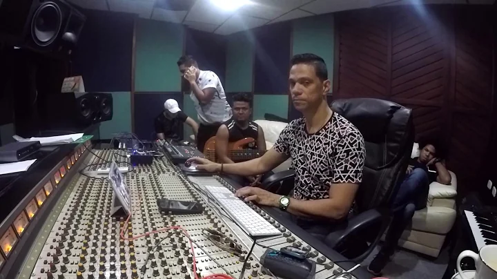 Eric Martinez Grabando Bajo Vallenato
