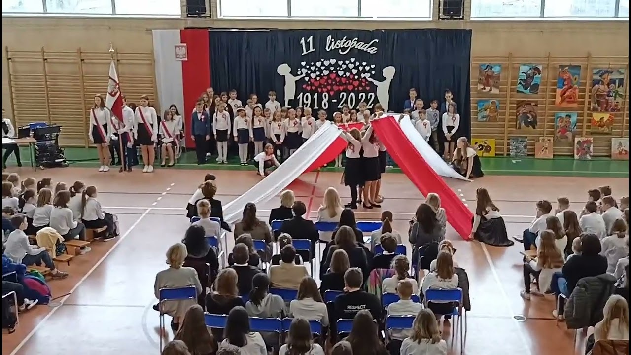 Święto niepodległości- taniec z flagami klasa 5a SP4 Mława