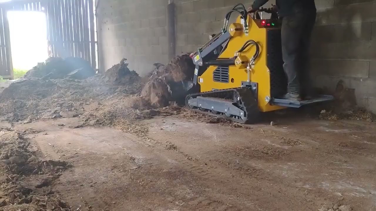 Curage de fumier avec le mini-chargeur à chenilles TP380