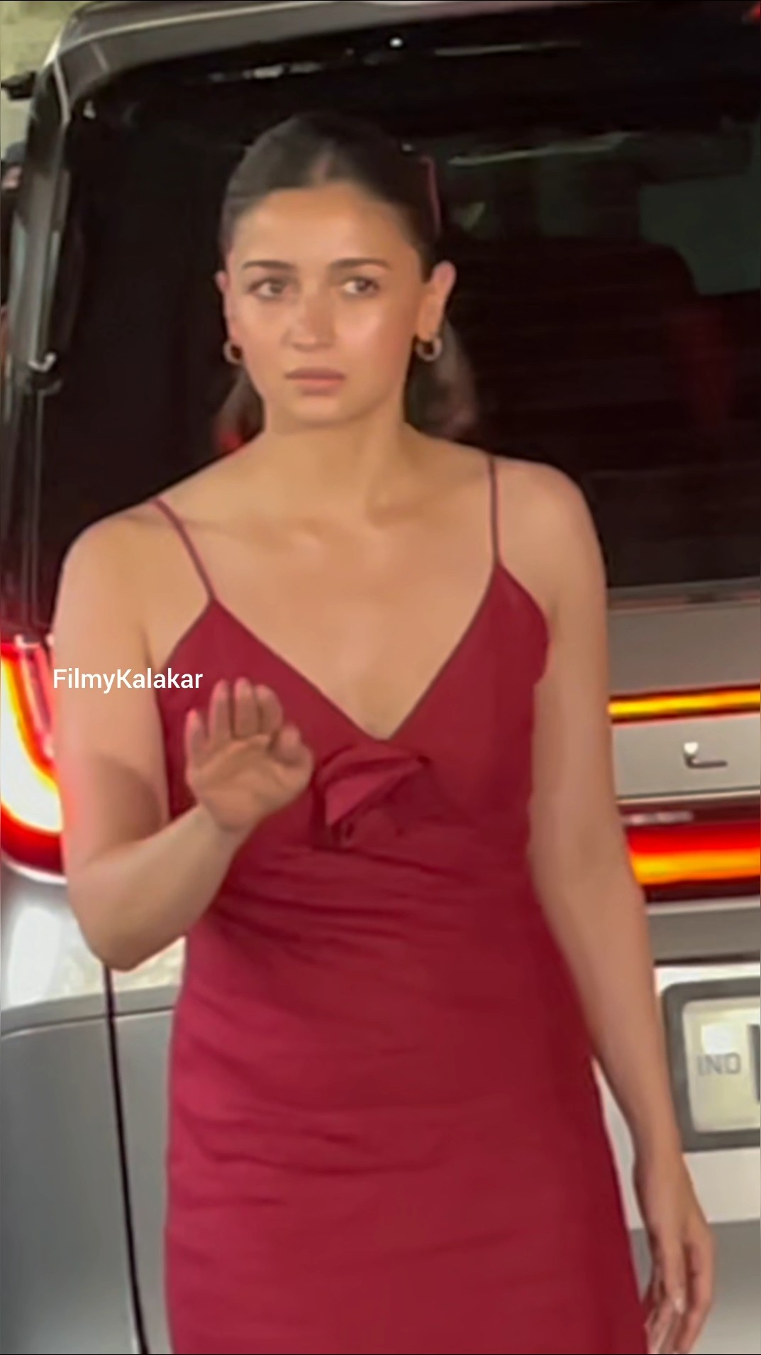 #aliabhatt asking paps to tone down their voice for baby #rahakapoor ❤️ #filmykalakar