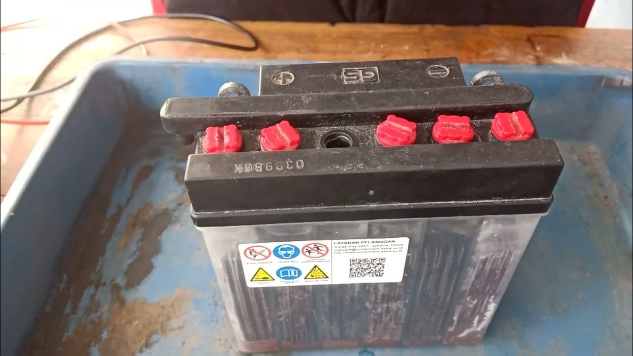 cara pengecekan tegangan aki dan cairan pada aki - YouTube