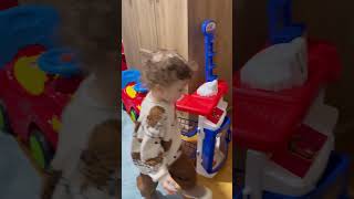 Yavuz Emre ile yavru kedinin oyuncaklar ile beraber oynama videoları