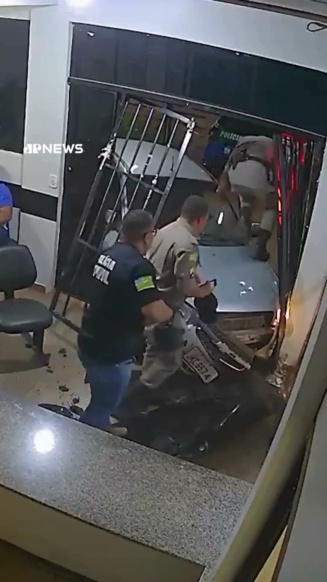 irmãos usam carro para invadir delegacia; dupla é presa #shorts