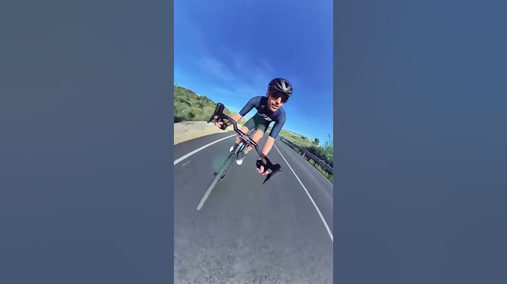 Caídas tontas en bicicleta. Nunca pedalear en una curva pronunciada o nos iremos al suelo. #shorts
