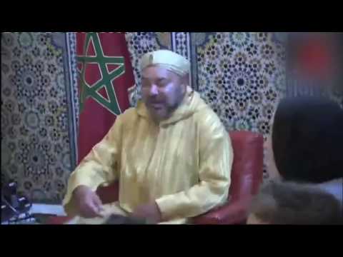 الطفل الذي أضحك ملايين المغاربة عند جلوسه مع الملك محمد السادس 