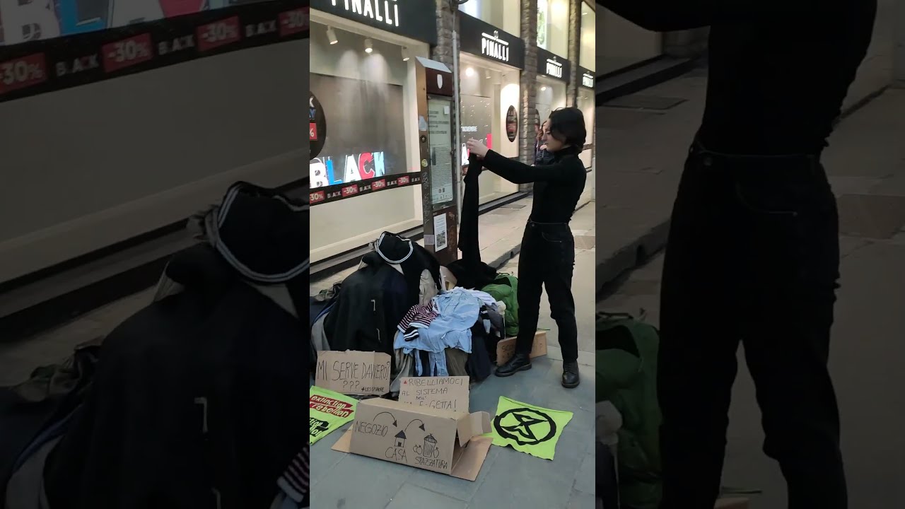 Azione di Extinction Rebellion Pisa contro il Fast Fashion - Corso Italia - Black Friday del 2022