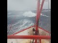 Impresionante barco luchando contra el mar