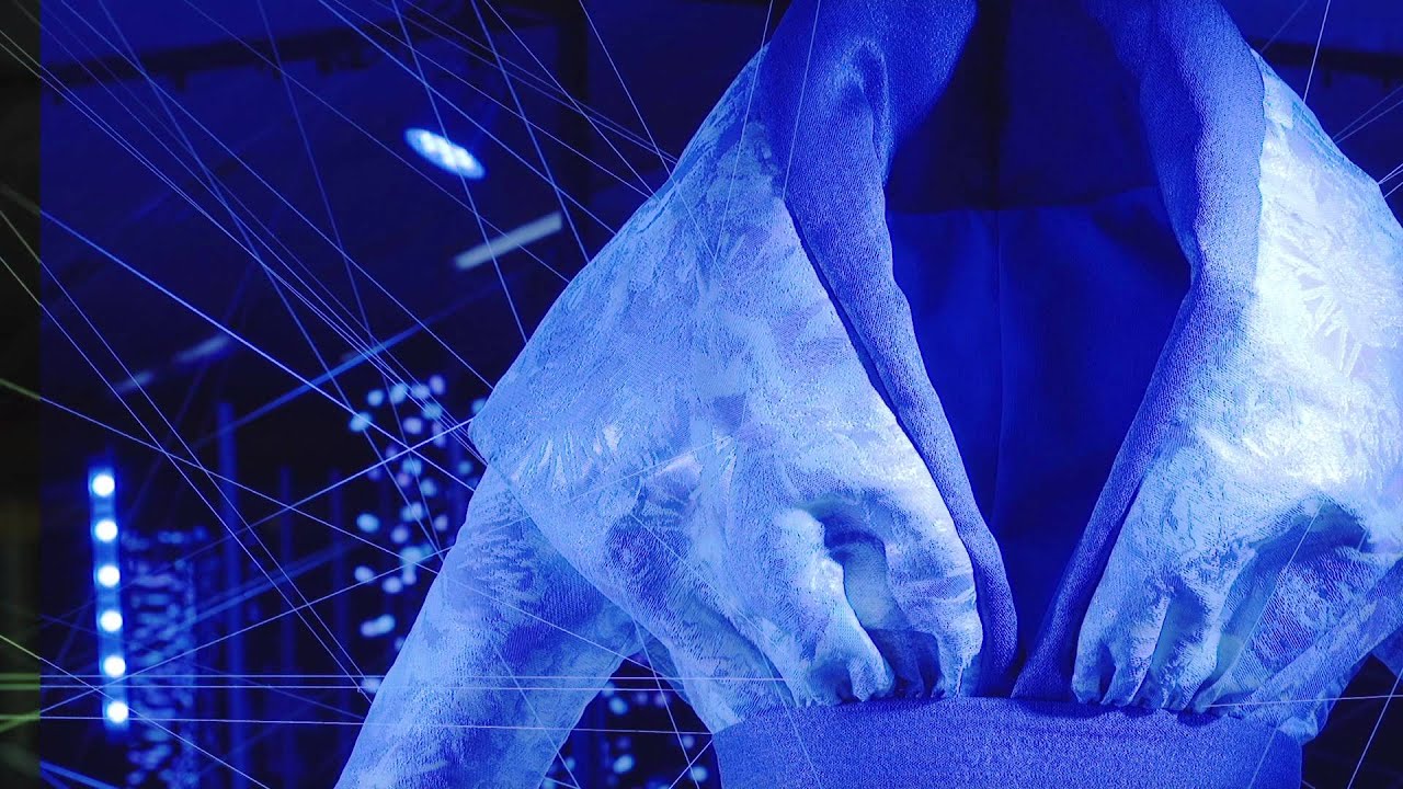 闇に浮かぶ白い天使 光るシルクが紡ぐ未来のファッション 考えるメディア