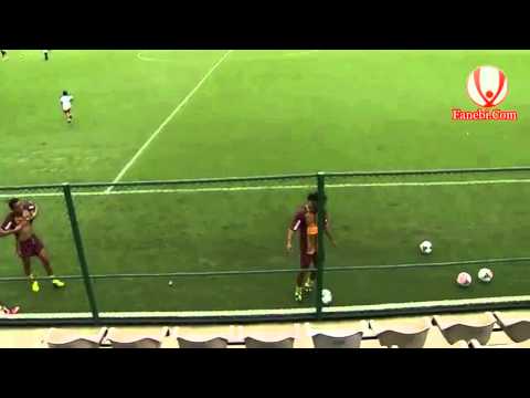 რონალდინიო ბიჭუნასთან გაერთო