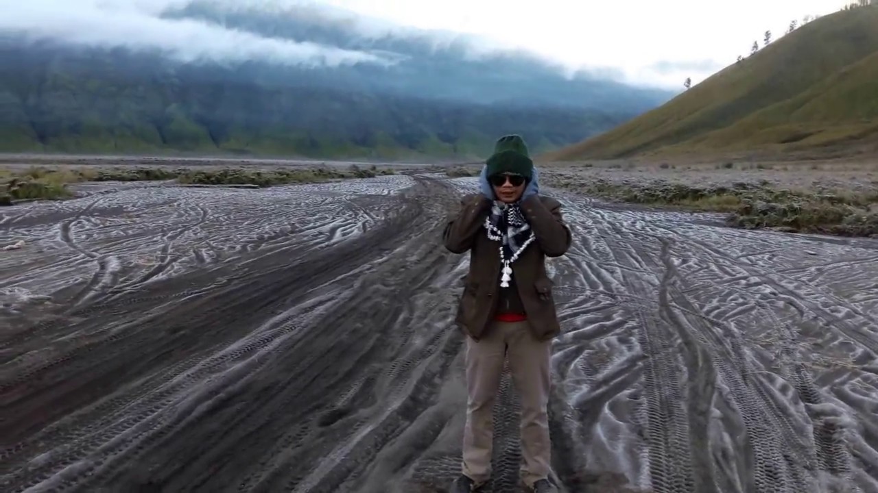 Gunung Bromo Turun Salju Wisatawan Tak Mau Ketinggalan