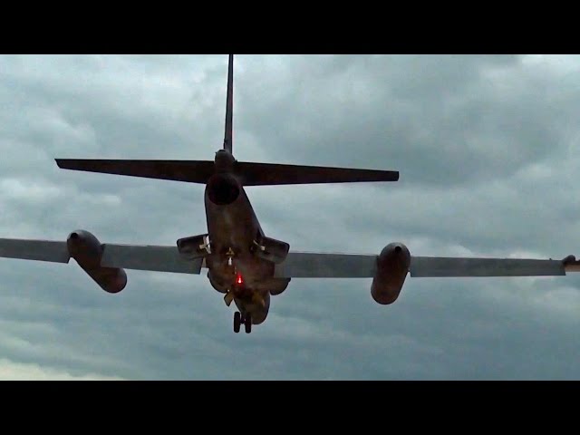 U 2偵察機の難しい着陸 並走車の車載映像 U 2 Dragon Lady Difficult Landing Youtube
