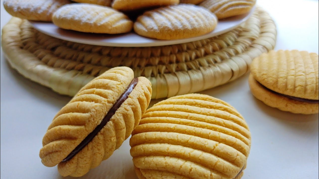 بسكويت العيد بدقيق الذرة🫓 اسهل طريقه لتشكيل بسكوته 🤔وفقط بيضة🥚 واحده ⁉️