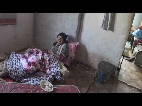 БАБУШКЕ 100 лет, ЖИВЕТ в ХОЛОДЕ и ГОЛОДЕ. Grandmother is a veteran 100 years old, lives in hunger.