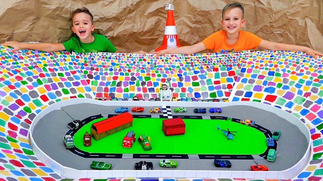 ⁣Vlad e Niki brincam com carros de brinquedo e constroem uma pista de corrida
