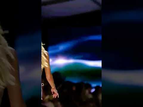 МОДЕЛЬ в БИКИНИ Послала Воздушный ПОЦЕЛУЙ | Подпишись! #shorts #девушка #модель