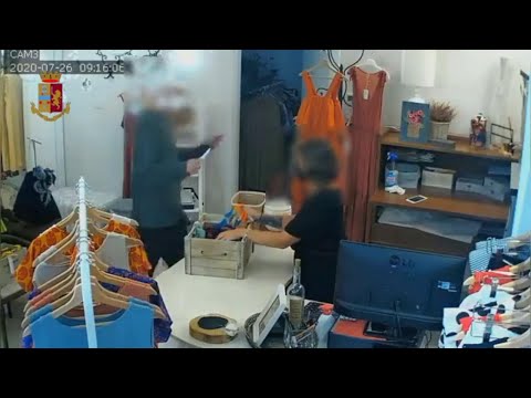 Modena, il video che inchioda il rapinatore seriale di negozi