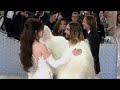 Jared leto surprises and anne hathaway stuns on the red carpet
