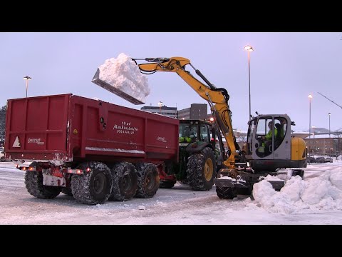 Wacker Neuson EW100 loading snow