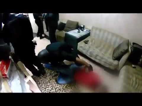 لحظة مداهمة وضبط عصابة حاولت بيع مليون ونصف المليون دولار مزيفة في رأس الخيمة