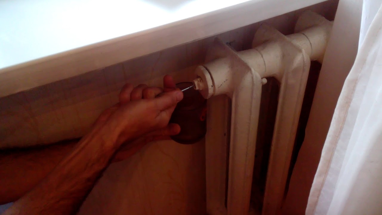 Удаляем воздух из радиаторов отопления при помощи крана Маевского - YouTube