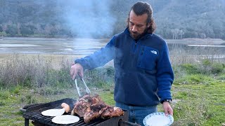 Una JUGOSA gallina a la PARRILLA junto al lago.