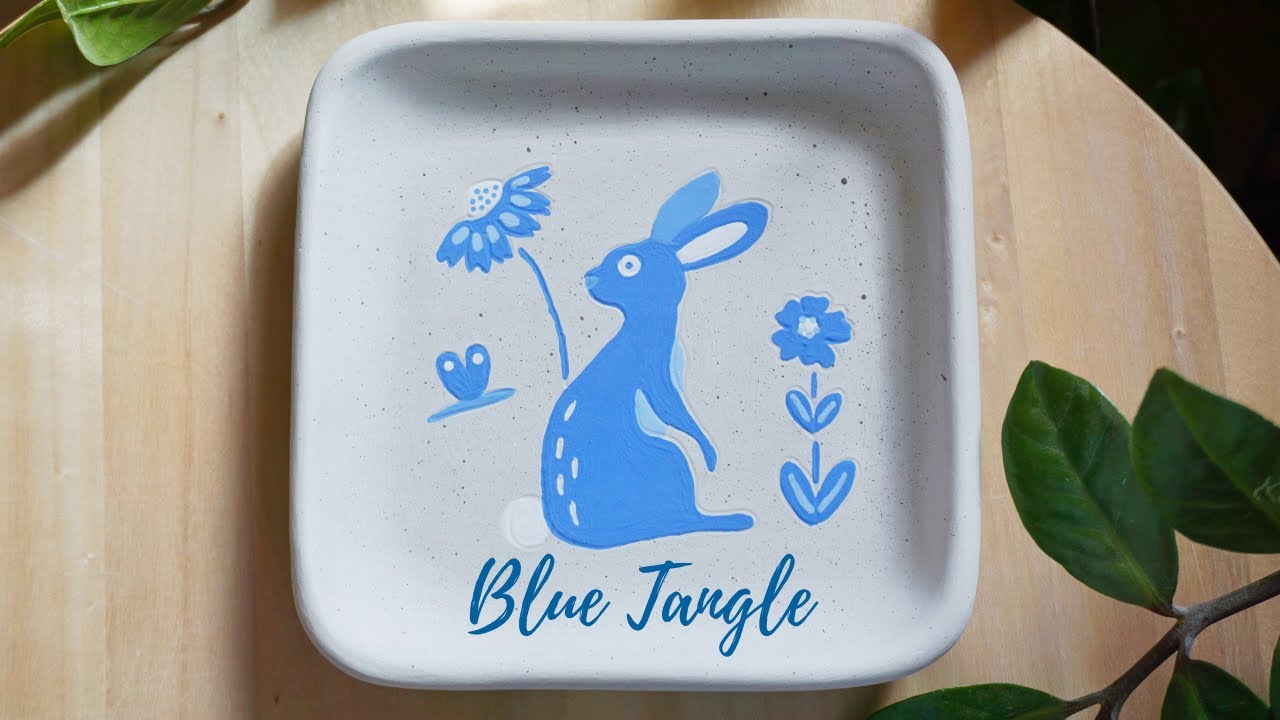 Decorare piatto in argilla con ingobbi #ceramic #clayplate #rabbit #engobes #easter