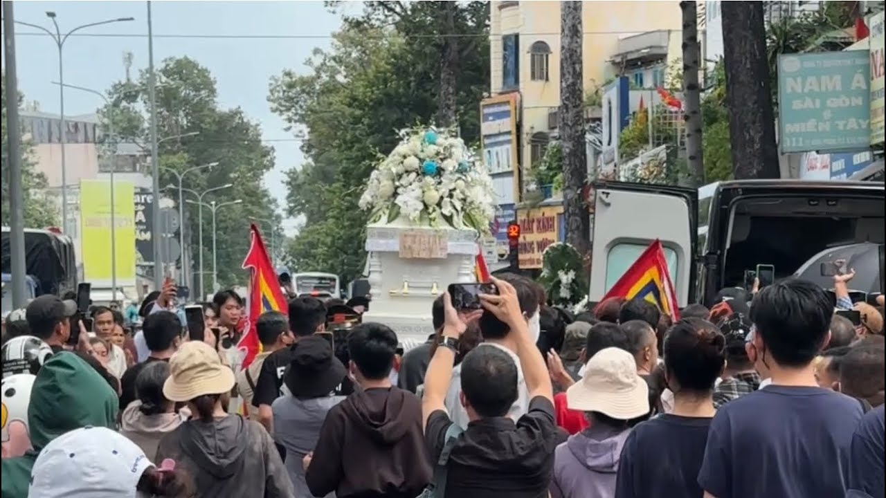 Toàn cảnh lễ di quan đám tang NSUT Ngọc Trinh: Công Ninh khóc ngất, ba ruột tiều tuỵ tiễn con gái