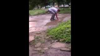 Парень потерял свой телефон в ЛУЖЕ..хаххаха СМОТРИТЕ ДО КОНЦА