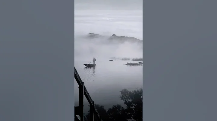 獨馭孤舟沐晨時，霧鎖群山日不知。浪催浮萍開道覆，水印憔顏君不識。 - 天天要聞
