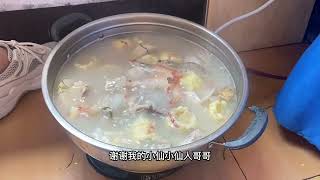 流浪大姐住所不能做饭，来小伙这里做饭吃，嫌弃太热打包带回去吃