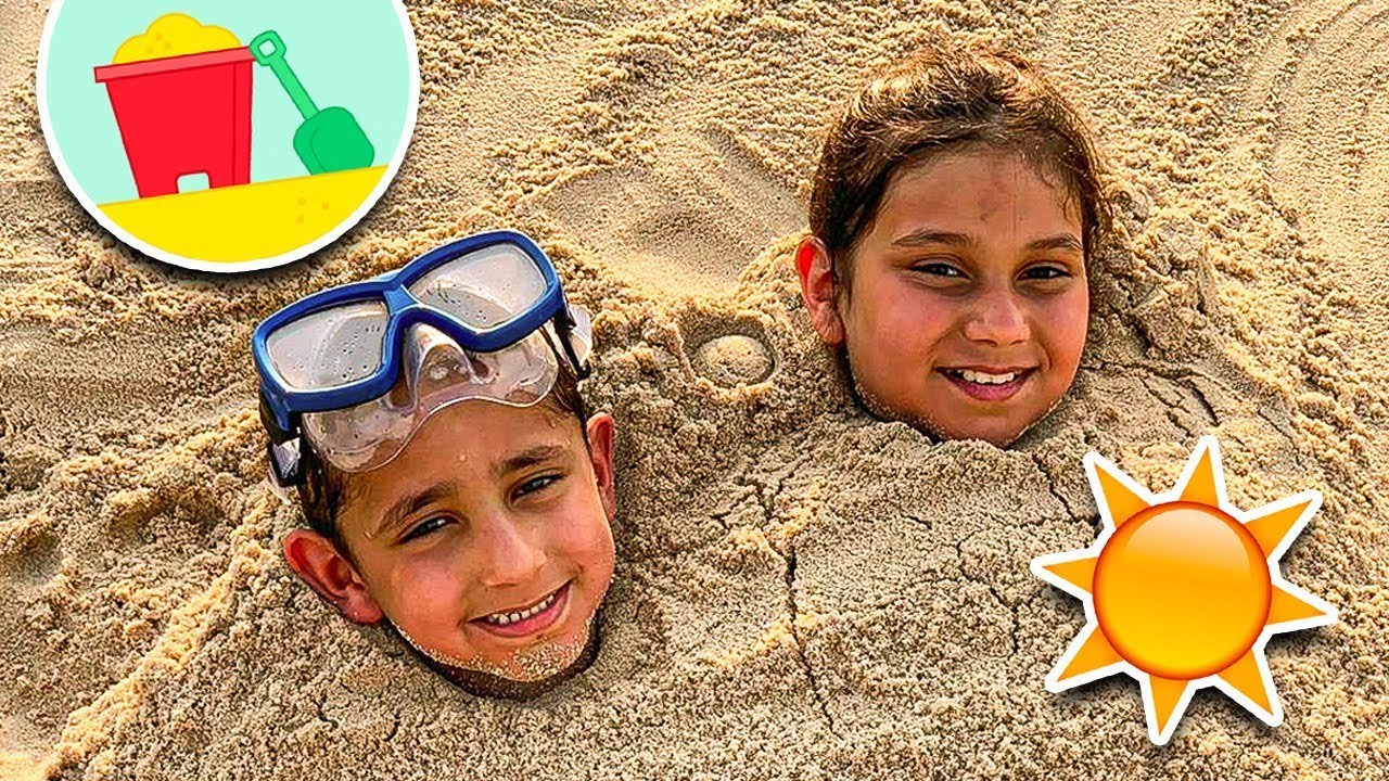 اختفت اجسامنا بالرمل 🏖 وماما ما رضت تسبح معنا