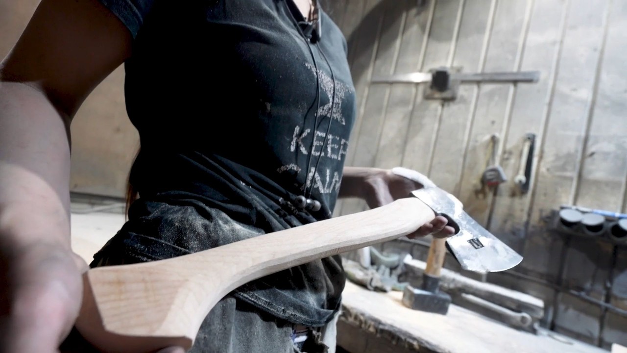 Как кузнец Ангелина Аргани Аргани создает свои топоры. Часть 2