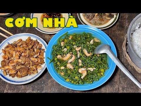 HOME-STYLE MEAL WITH FRIED SHRIMP | A specialty of the riverine region