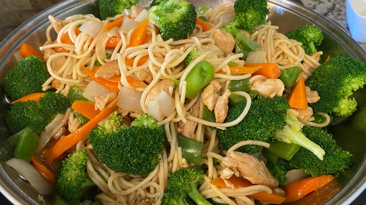 Pollo con espaguetis ,brócoli ? zanahoria y cebolla (comida china) -  YouTube