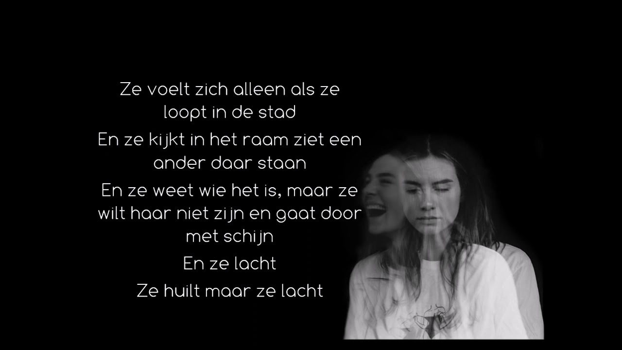 LYRICS Maan Ze huilt maar ze lacht - YouTube