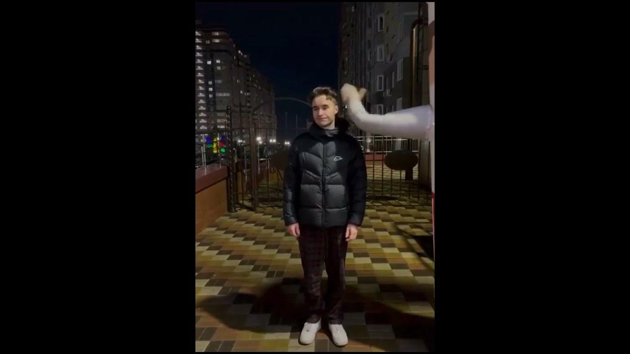 Дал сдачи видео. Сотрудница бензоколонки. Дал сдачи видео. Работница азс. Воткнул маленькой девочке.