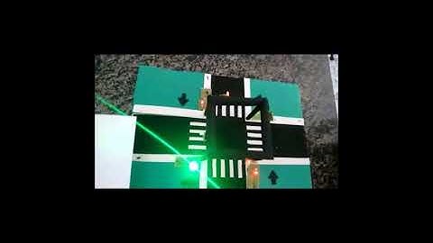 Semáforo com botoeira para pedestres e passagem preferencial para ambulâncias