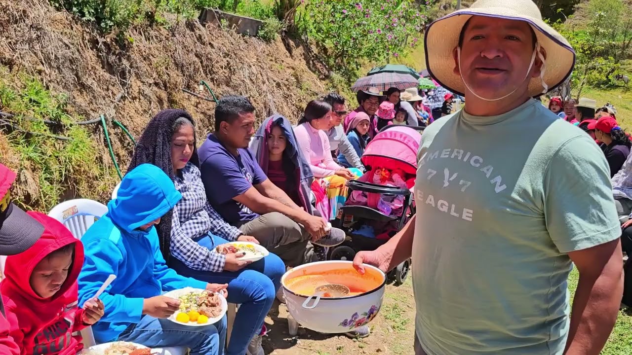 JARATA AZOGUES CON LAS COCINERAS SIRVIENDO ALMUERZO EN LAS FIESTAS 2024