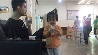 “你想家里人吗？”孤儿院的孩子表情平静的‘摇了摇头’