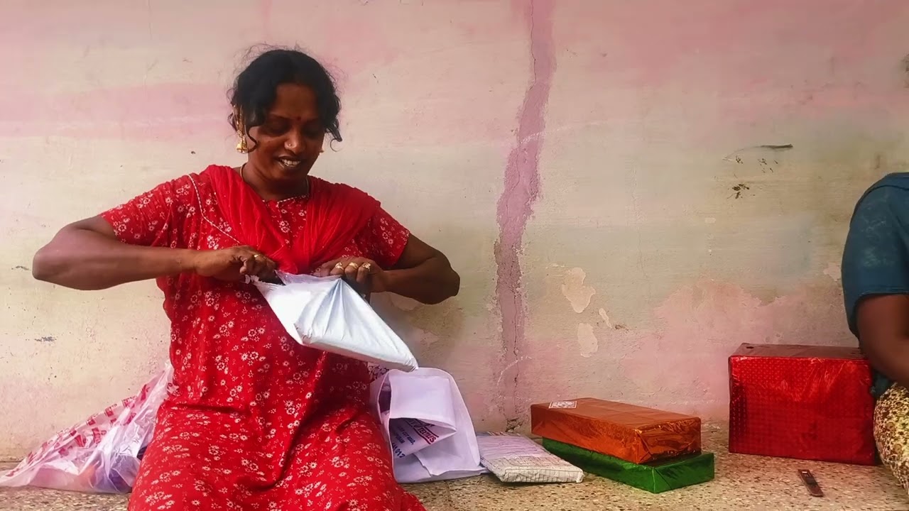 என்ன வேலை பண்றாங்க பாருங்க #comedy #familyalaparaigal #comedymovies