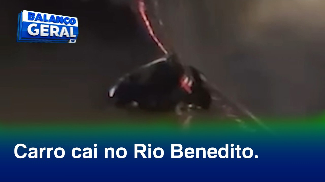 Em Timbó: carro cai dentro do Rio Benedito