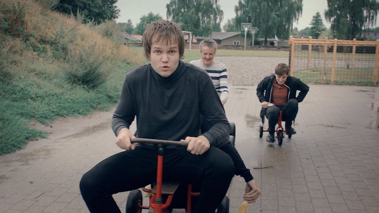 在 YouTube 上观看 Caper Clowns - Paper Trail