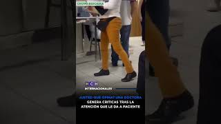 ¡Insólito! el enfermo parado y la enfermera sentadita bien a gusto